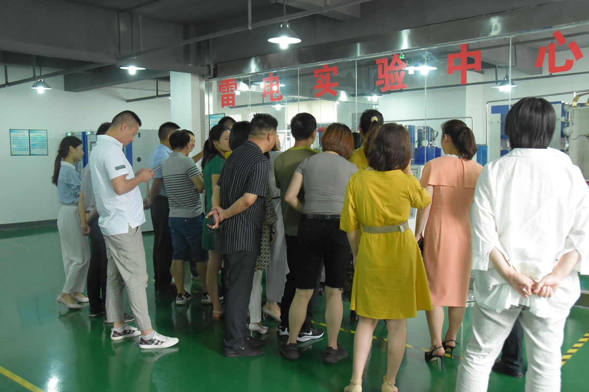 瑞士维多利亚大学MBA15-16班同学莅临MK网页版防雷考察交流